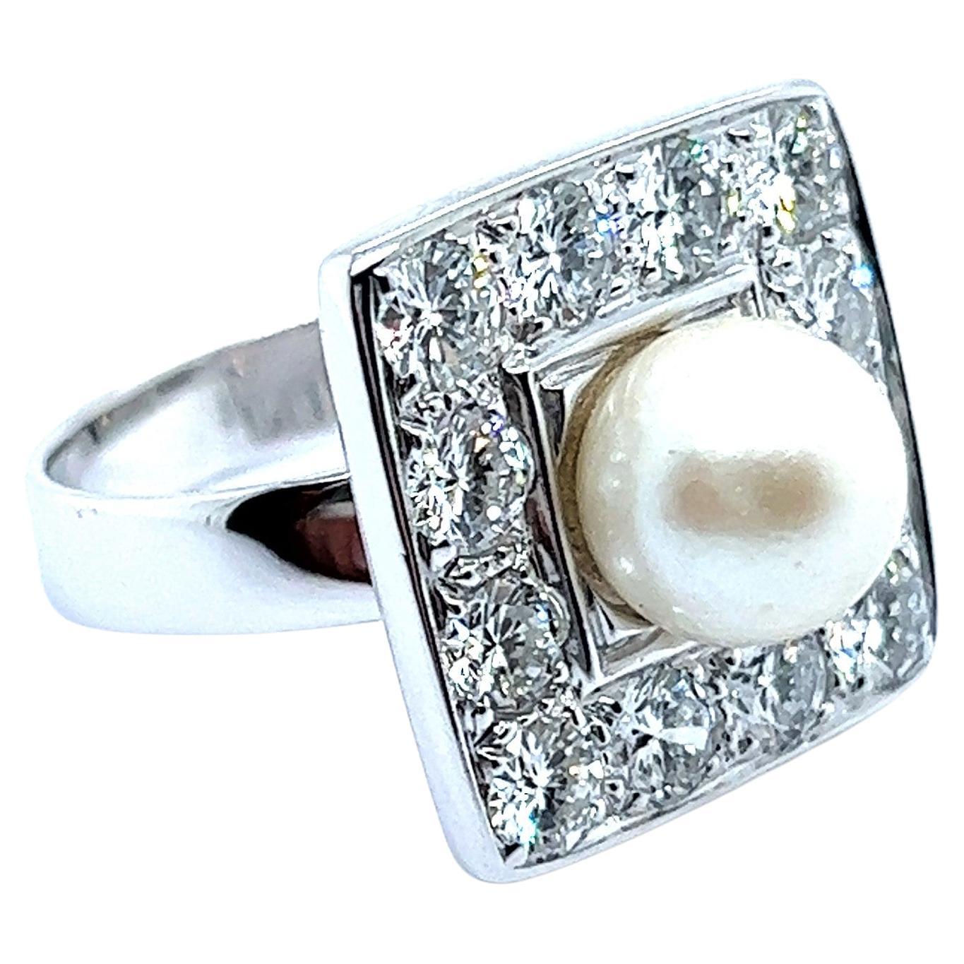 Ring with Diamonds and Pearl in 18 Karat White Gold For Sale