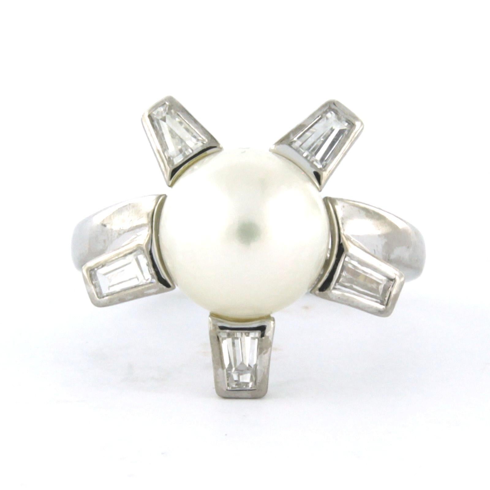 Anello in oro bianco 18k con perla e diamante taglio baguette fino a 0,45 carati - F/G - VS/SI - misura US 6 - EU 16 (50)

Descrizione dettagliata:

La parte superiore dell'anello è larga 1,6 cm.

Peso: 6.2 grammi

Misura dell'anello US 6 - EU 16