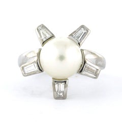 Ring with pearl and tapered cut diamonds up to 0.45ct 18k gold 6.2 grams