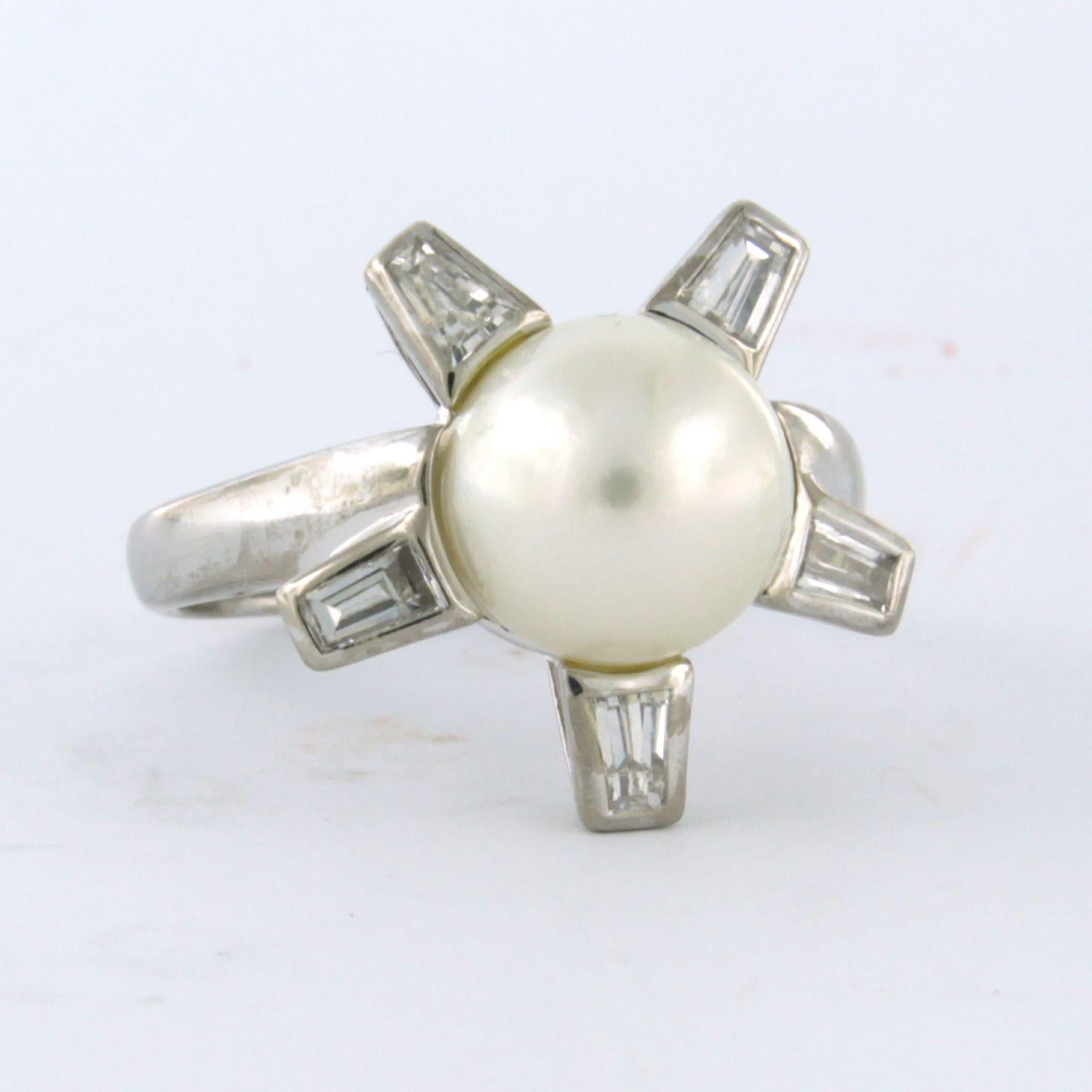 Anello con perla e diamanti a taglio conico fino a 0,45 carati in oro 18 carati 6,2 grammi in vendita 1