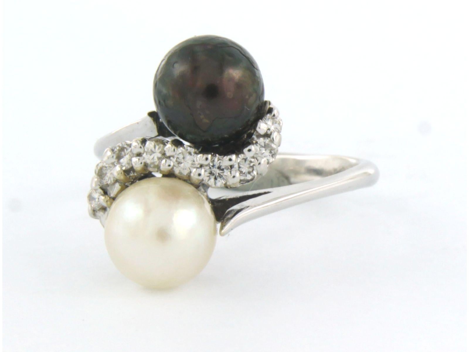 Brilliant Cut Ring with pearls and diamonds 18k white gold For Sale