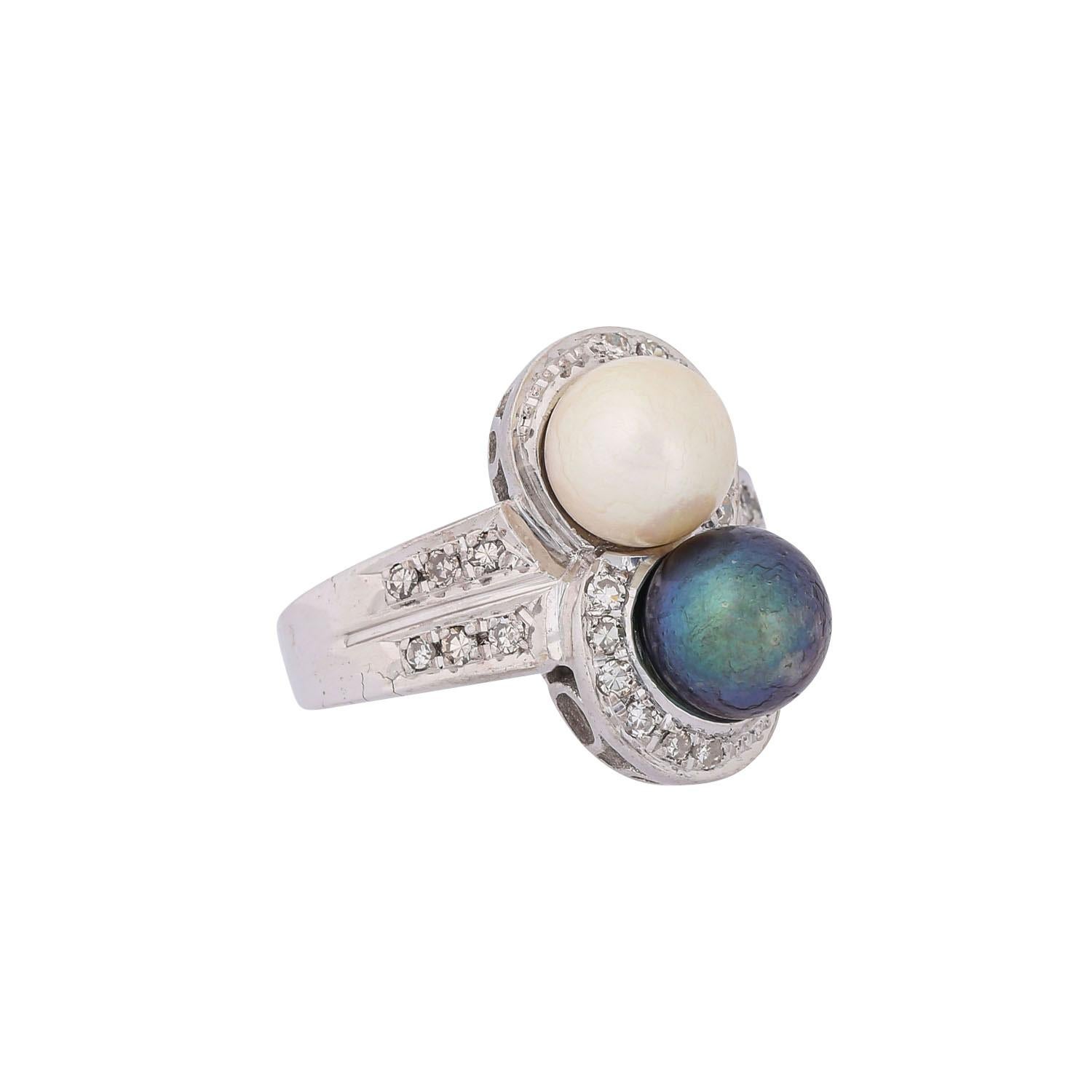 0.22 ct in total, medium color and clarity, Akoya cultured pearls (1 dyed), WG 14K, 10.1 g, RW: 51, 2nd half of the 20th century, slight signs of wear.

