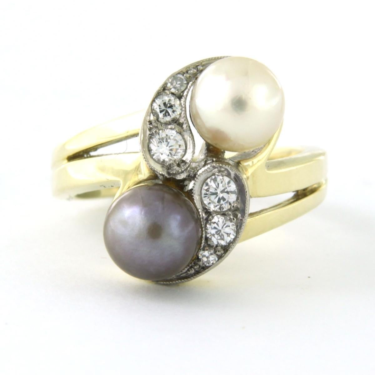 Anello in oro 14k bicolore con perle e diamante taglio brillante e singolo 0,18ct - F/G - VS/SI - misura US 5.5 - EU 16 (50)

descrizione dettagliata:

la parte superiore dell'anello misura 1,5 cm di larghezza per 8,9 mm di altezza

peso 6,2