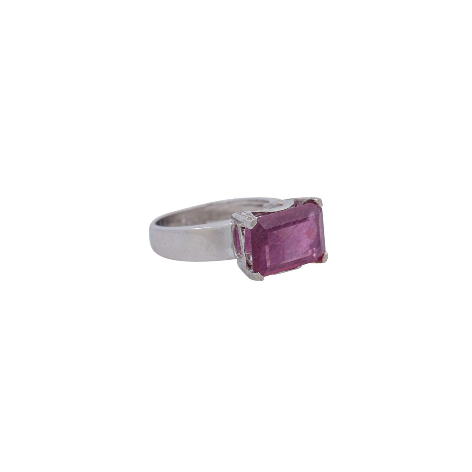 in octagonal step cut, treated according to the report, partly cracked on the surface, partially bumped and 28 brilliant-cut diamonds total approx. 0.2 ct, approx. WHITE (H) /SI-P1, class 18K, 8.6 g, RW: 56 , 21st century, slight signs of wear, ALGT