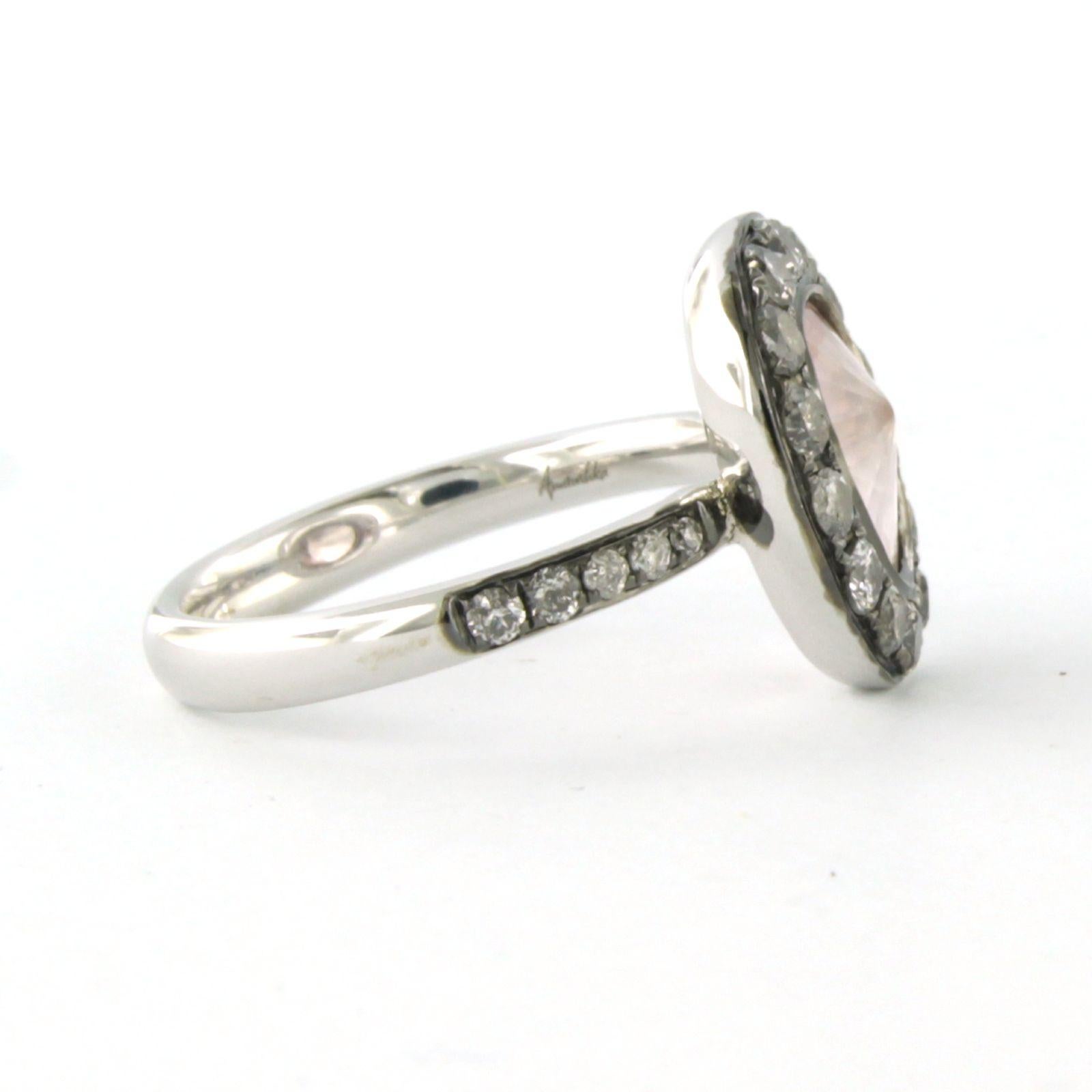 Ring aus 18 Karat Weißgold mit einem Rosenquarz in der Mitte, umgeben von Diamanten im Brillantschliff (bis zu 0,50 ct) - F/G - Pique - Ringgröße US 5.5 - EU 16(50)

Ausführliche Beschreibung:

Die Spitze des Rings ist oval, 1,4 cm mal 1,2 cm breit