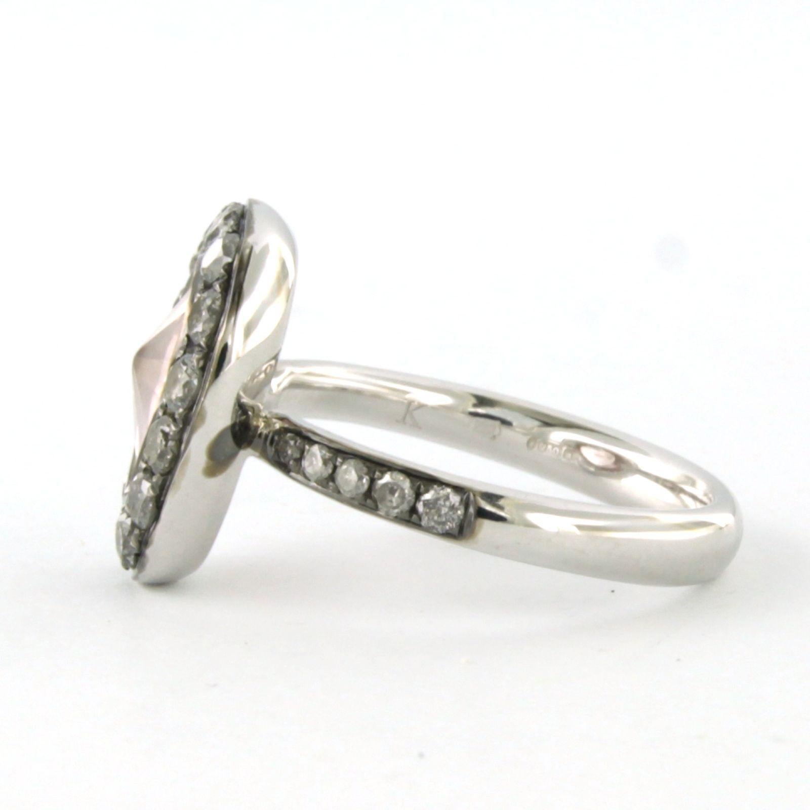 Ring mit rosa Quarz und Diamanten im Brillantschliff von bis zu 0,50 Karat aus 18 Karat Weißgold (Moderne) im Angebot
