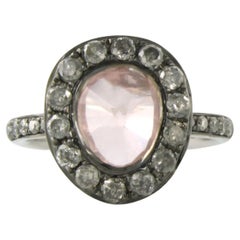 Ring mit rosa Quarz und Diamanten im Brillantschliff von bis zu 0,50 Karat aus 18 Karat Weißgold