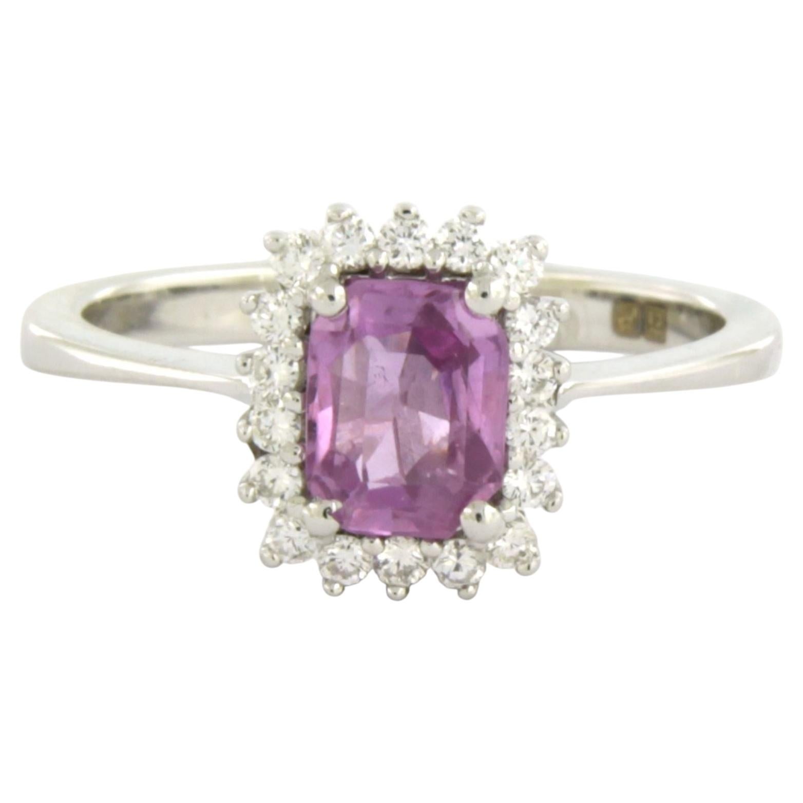 Ring mit rosa Saphir und Diamanten im Brillantschliff bis zu 0,22 Karat, 18 Karat Gold