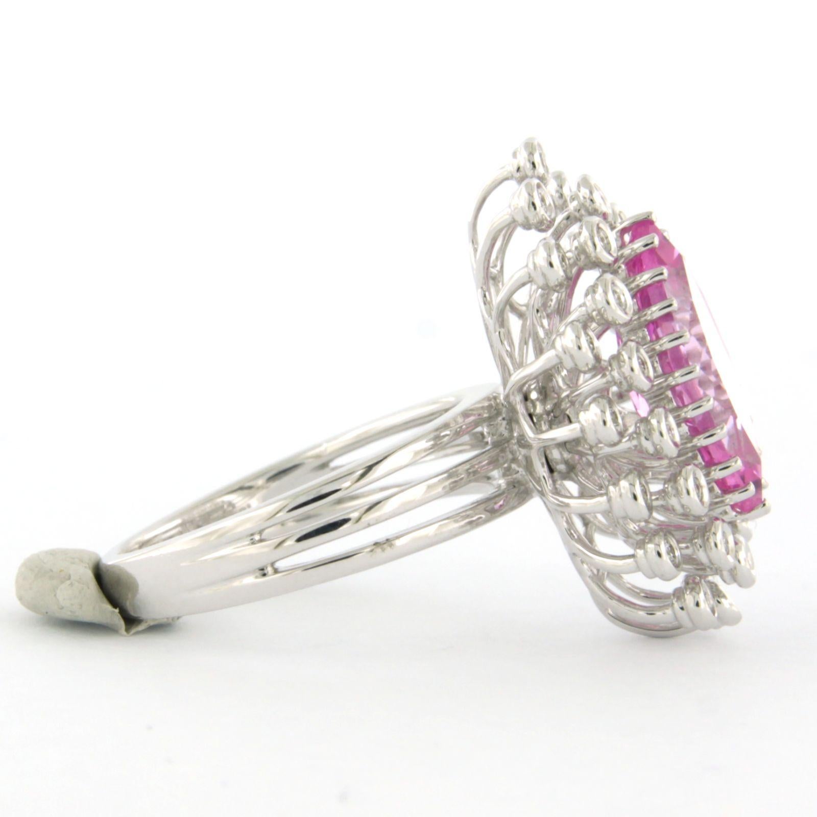 Bague en or blanc 18k sertie d'un saphir rose central jusqu'à 2.00 ct, entouré de diamants taille brillant jusqu'à 0.25 ct - F/G - VS/SI - taille de bague US 7 - EU 17.25 (54)

Description détaillée :

La partie supérieure de l'anneau est ovale et