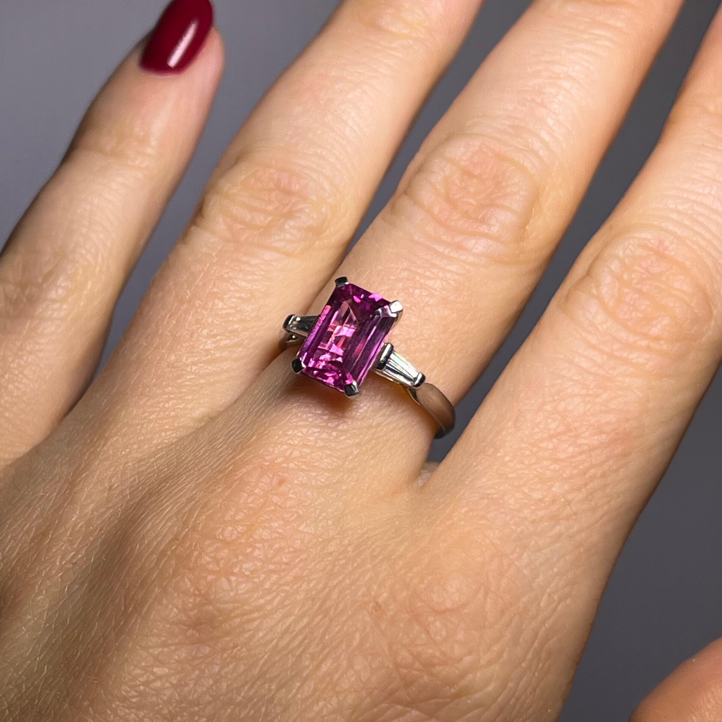 Ring with Pink Sapphire & Diamonds in Platinum by Gübelin In Excellent Condition For Sale In Lucerne, CH