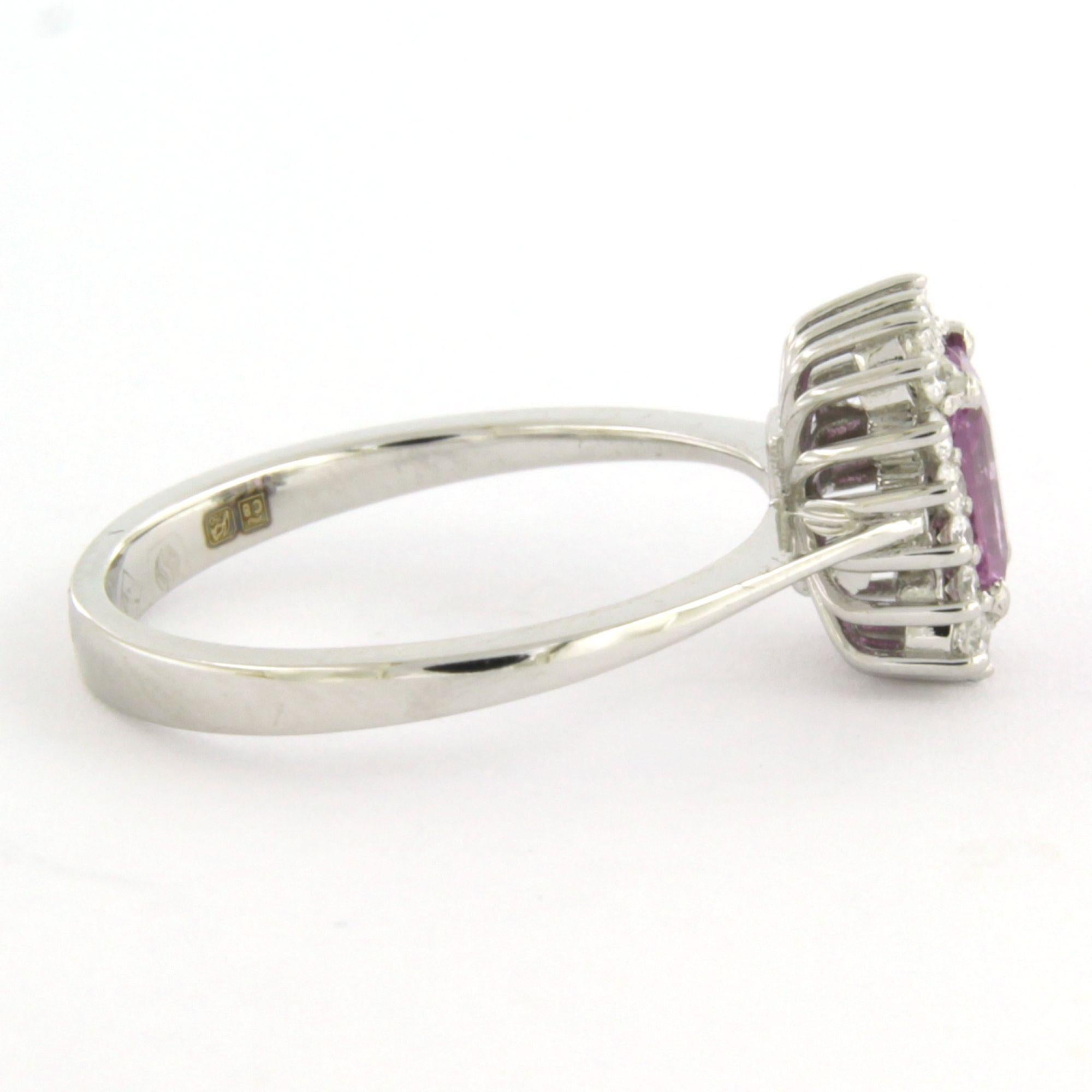 Moderno Anello con zaffiro rosa fino a 1,06ct e diamanti taglio brillante in oro 18k in vendita