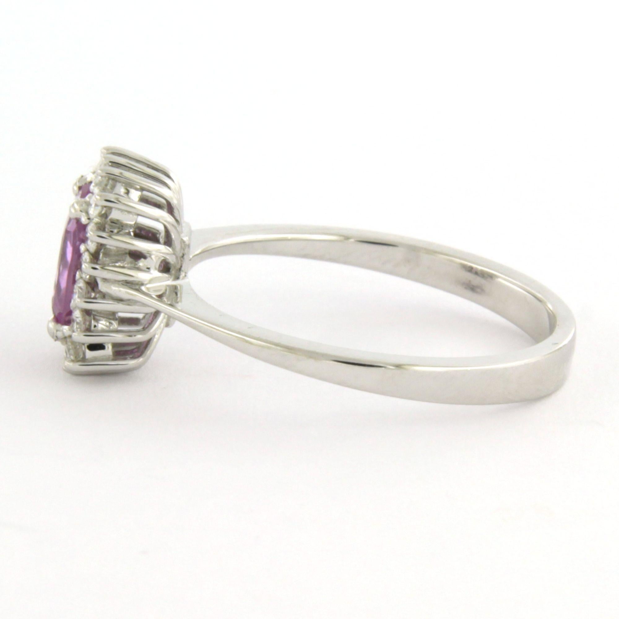 Taglio smeraldo Anello con zaffiro rosa fino a 1,06ct e diamanti taglio brillante in oro 18k in vendita