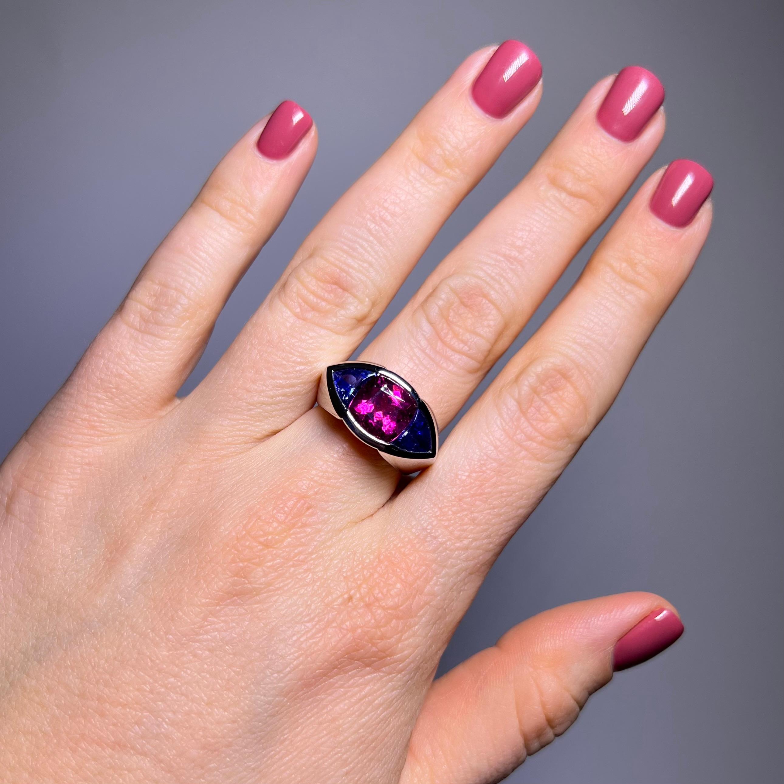 Ring with Pink Tourmaline & Tanzanite in 18 Karat White Gold by Gübelin  In Good Condition For Sale In Lucerne, CH