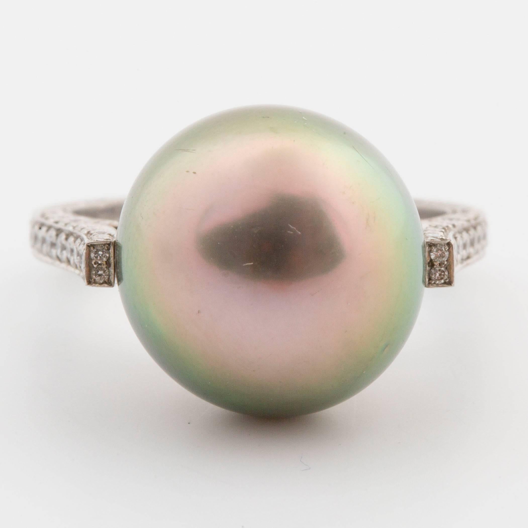 Beautiful and mesmerizing ring with a tahitian pearl on the crown and diamonds with approximately 1.20 ct. The ring is in very good condition with minimal signs of wear. The peal measures 16mm and the ring size is 54.