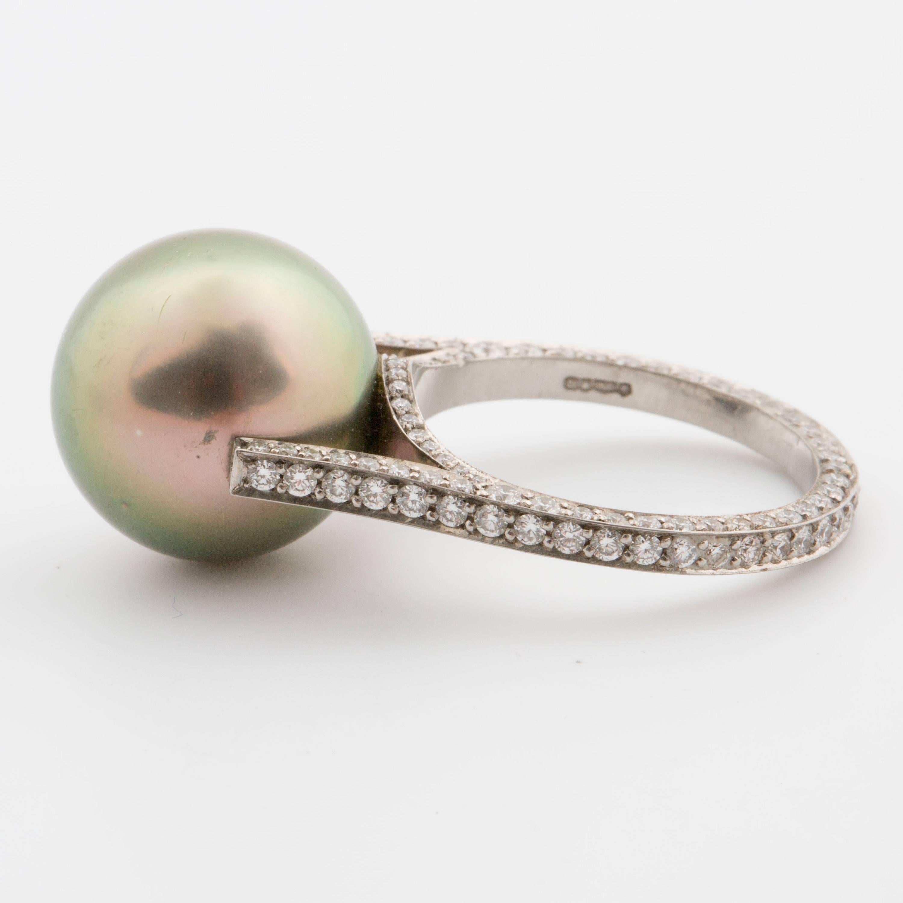 Ring with Platinum Tahitian Pearl and Diamonds In Excellent Condition For Sale In Oslo, NO