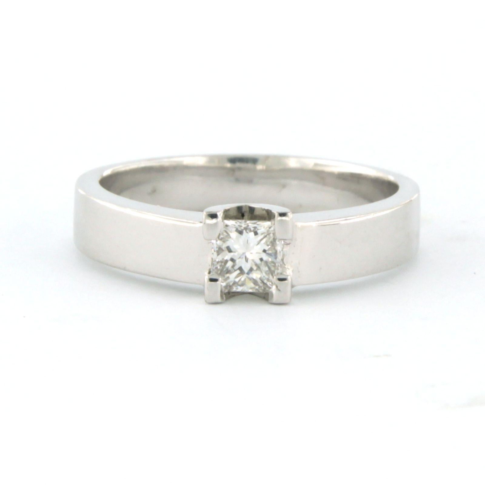 Anello solitario in oro bianco 18k con diamante taglio princess fino a 0,37ct - G/H - VS/SI - misura US 6 - EU 16.5(52)

descrizione dettagliata:

la parte anteriore dell'anello è larga 5.1 mm

peso: 5,0 grammi

misura dell'anello US 6 - EU
