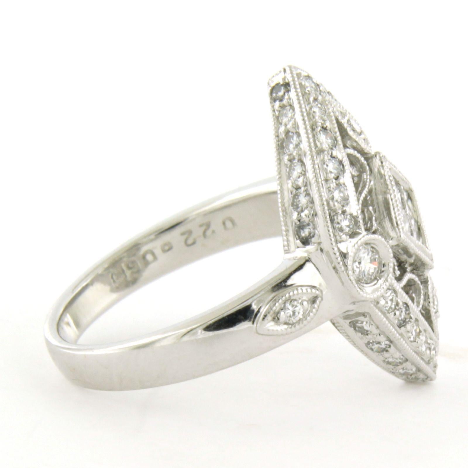 Anillo de oro blanco de 18 quilates engastado con diamantes talla princesa y brillante de hasta 0,56 ct - F/G - VS/SI - talla US 5,5 - EU 16 (50)

descripción detallada

La parte superior del anillo mide 2.0 cm de ancho

Talla del anillo US 5.5 - EU
