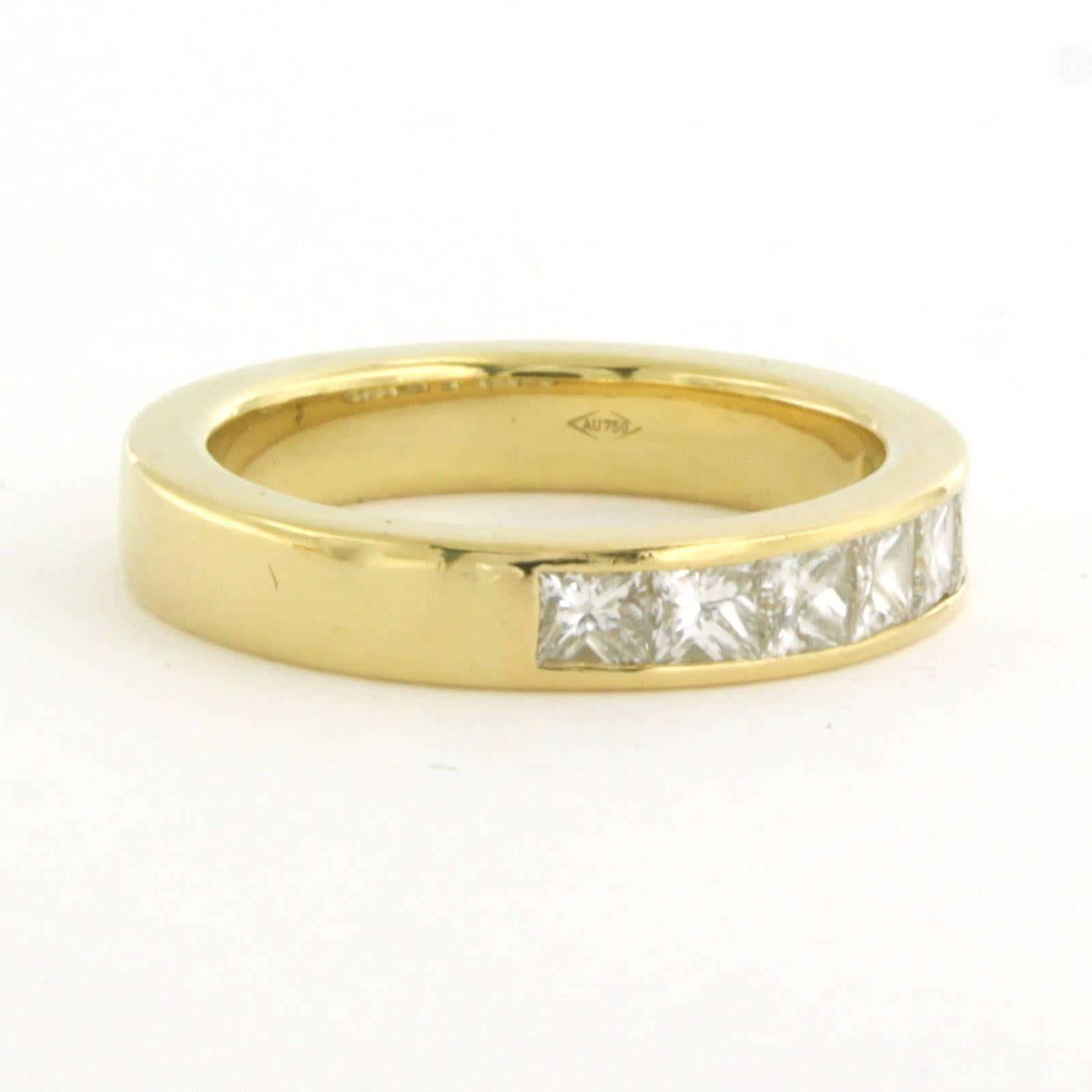 Anello in oro giallo 18k con diamanti taglio princess fino a 1,00 ct - F/G - VS/SI - misura US 7.5 - EU 18 (56).

Descrizione dettagliata:

La parte anteriore dell'anello è larga 4.2 mm.

Misura dell'anello US 7.5 - EU 18 (56). L'anello può essere