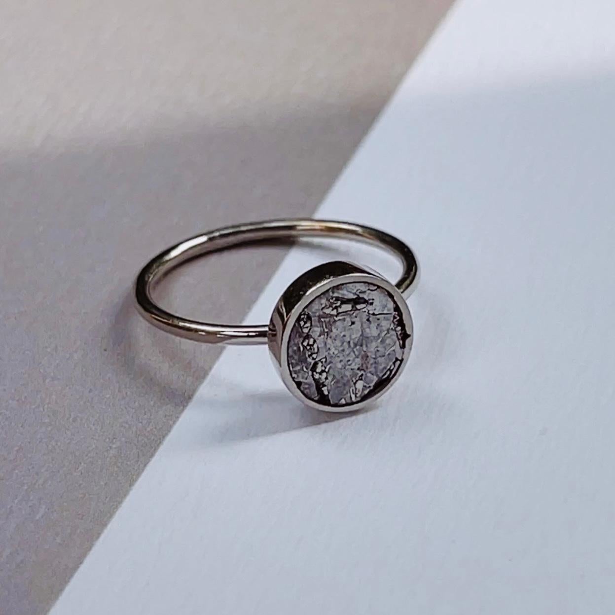 Bague avec météorite ronde en argent sterling taille 5.5 Unisexe en vente