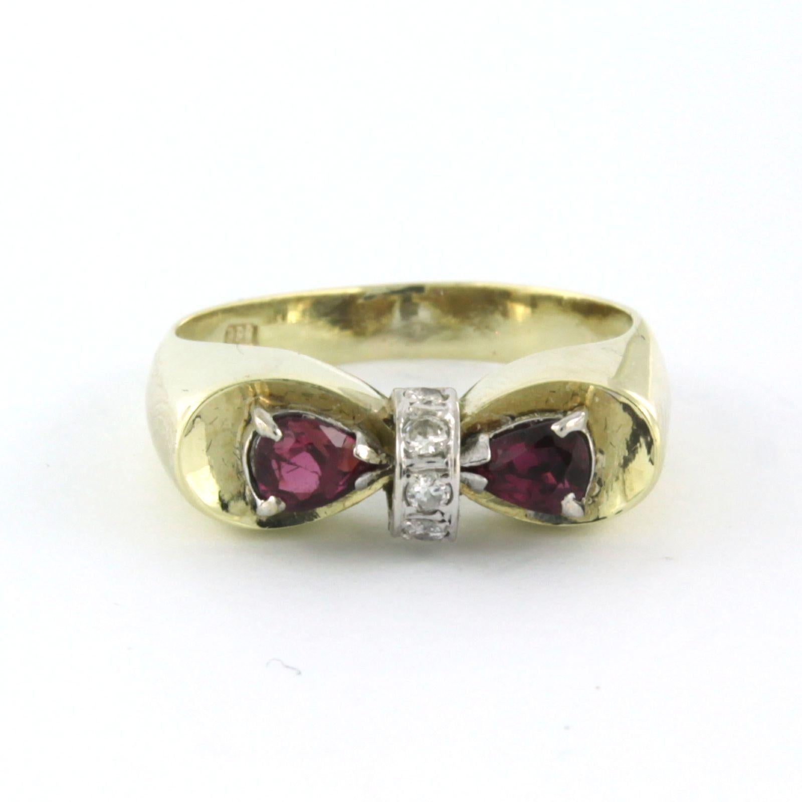 Ring aus 14k Bicolor-Gold, besetzt mit einem Rubin und einem Diamanten im Brillantschliff von bis zu 0,05 ct - F/G - VS - Ringgröße US 6.5 - EU 17.25 (54)

Ausführliche Beschreibung:

Die Oberseite des Rings ist 6.2 mm breit.

Gewicht: 5.0