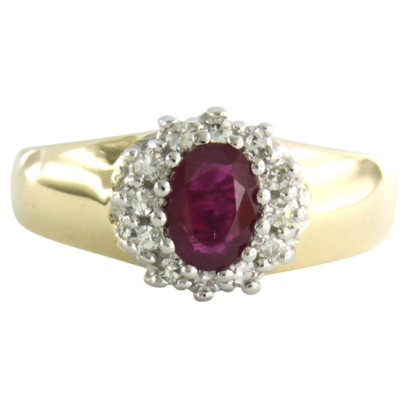Anillo con rubí y diamantes de talla brillante de hasta 0,25 ct, en oro de 14k
