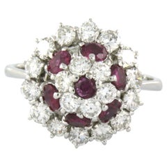Ring mit Rubin und Diamanten im Brillantschliff bis zu 1,50ct 18k Weißgold