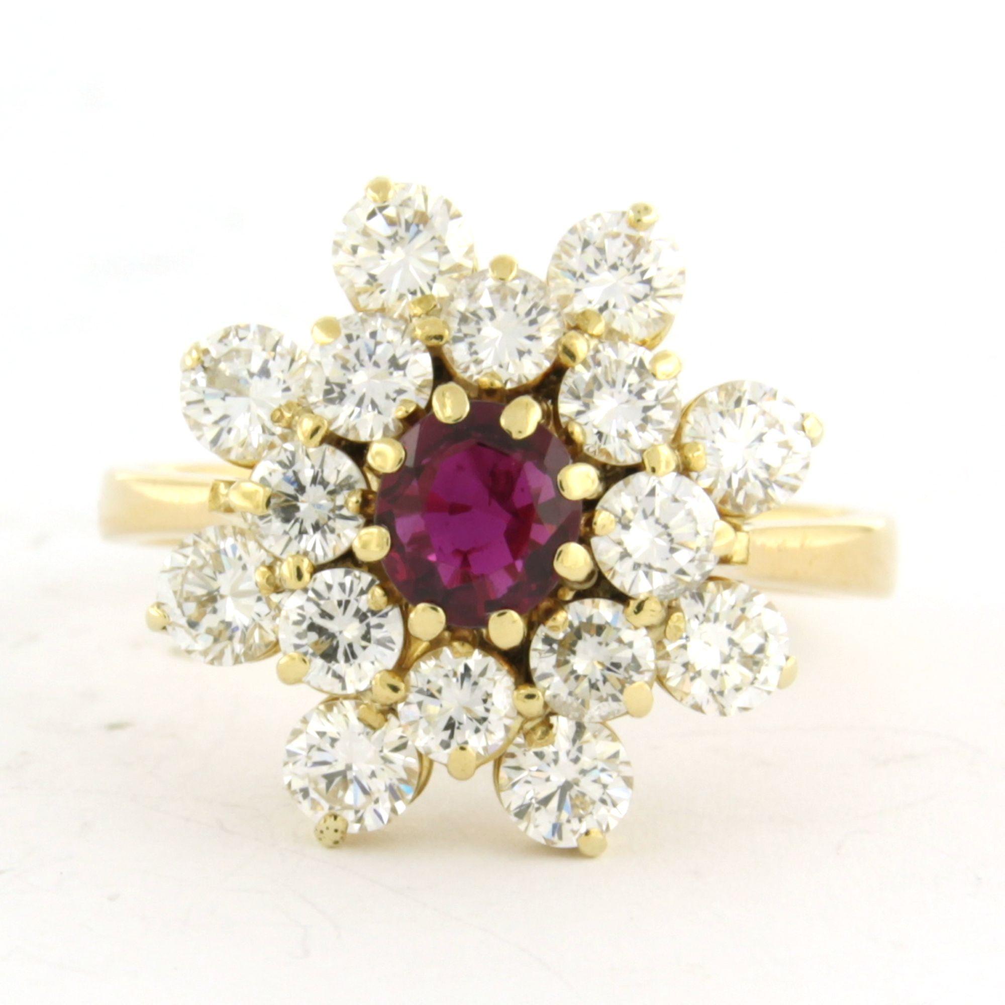 Ring aus 18 Karat Gelbgold, besetzt mit einem zentralen Rubin von bis zu 0,65 ct, umgeben von einem Diamanten im Brillantschliff von bis zu 2,50 ct - G/H - VS/SI - Ringgröße US 9.75 - EU 19.5(61)

Ausführliche Beschreibung:

Die Oberseite des Rings