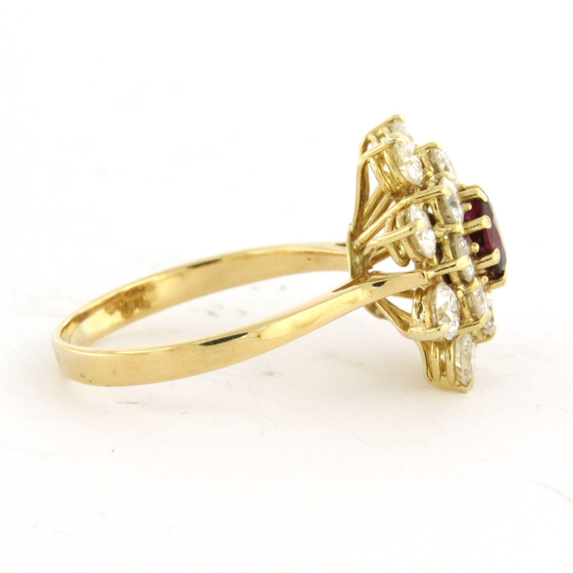 Ring mit Rubin und Diamanten im Brillantschliff bis zu 2,50ct 18k Gold 5,7 Gramm (Moderne) im Angebot