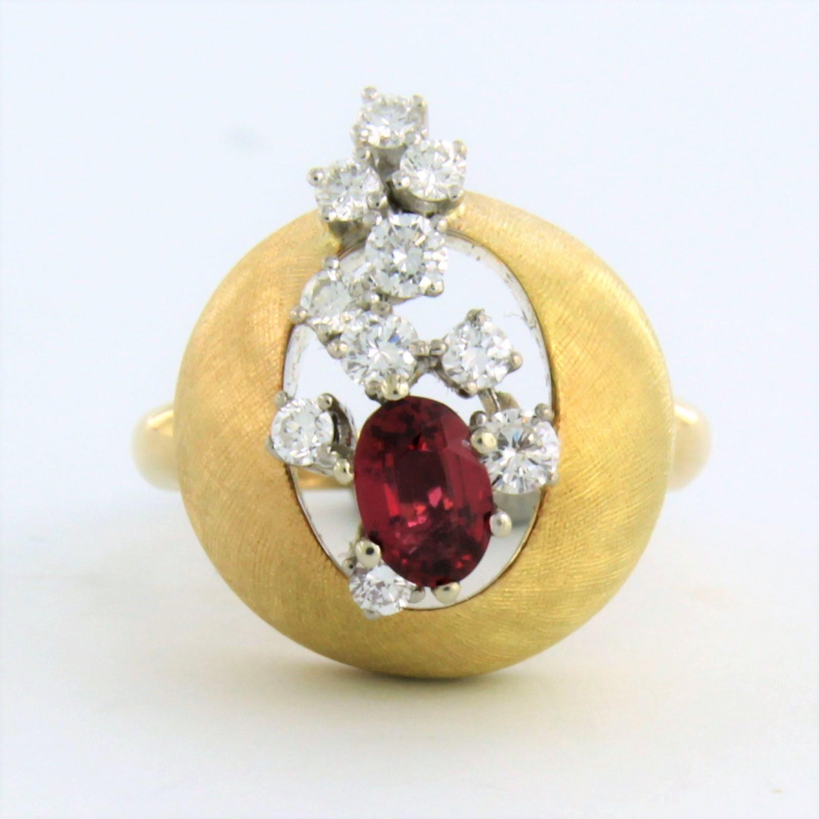 18k bicolor gold ring set with ruby ​​and brilliant cut diamond. 0.40ct - F/G - VS/SI - ring size U.S. 5.75 - EU. 16.25(51)

Detailed description

The top of the ring is 1.6 cm wide and 1.1 cm high

Weight 14.3 grams

ring size U.S. 5.75 - EU.