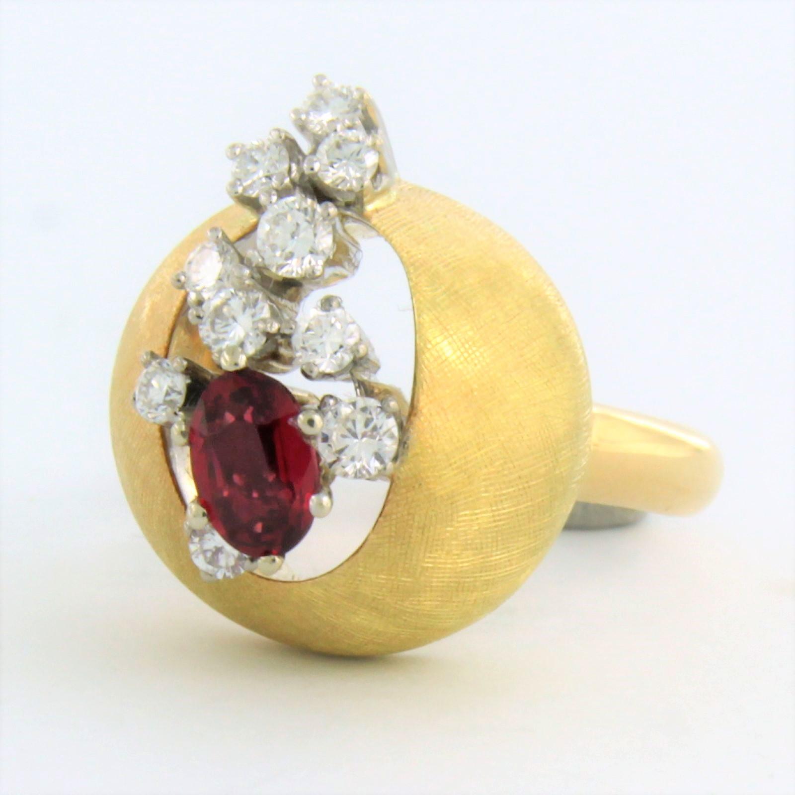 Brilliant Cut Ring with Ruby and diamonds 18k yellow gold For Sale