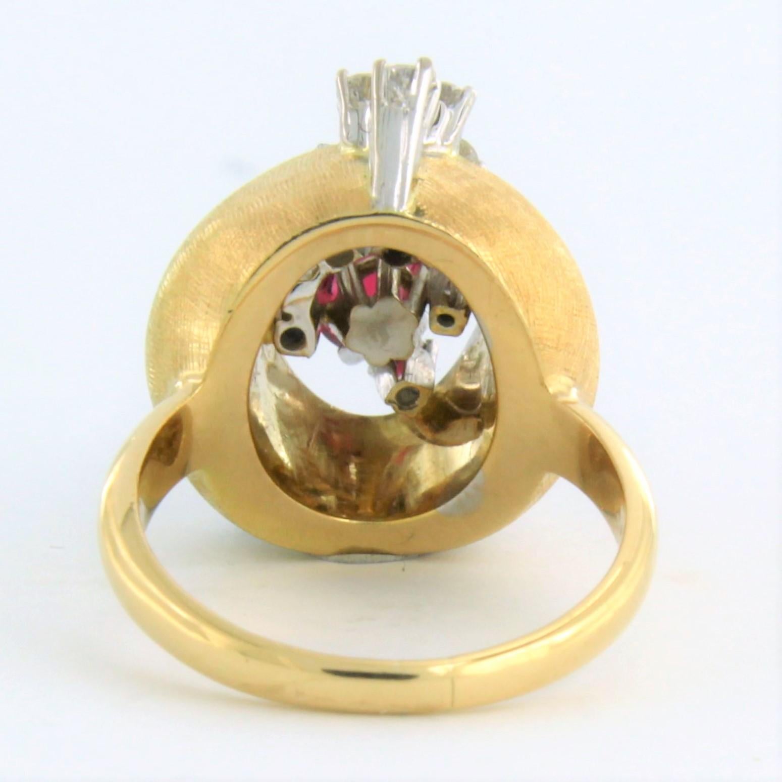 Bague avec rubis et diamants or jaune 18k Bon état - En vente à The Hague, ZH