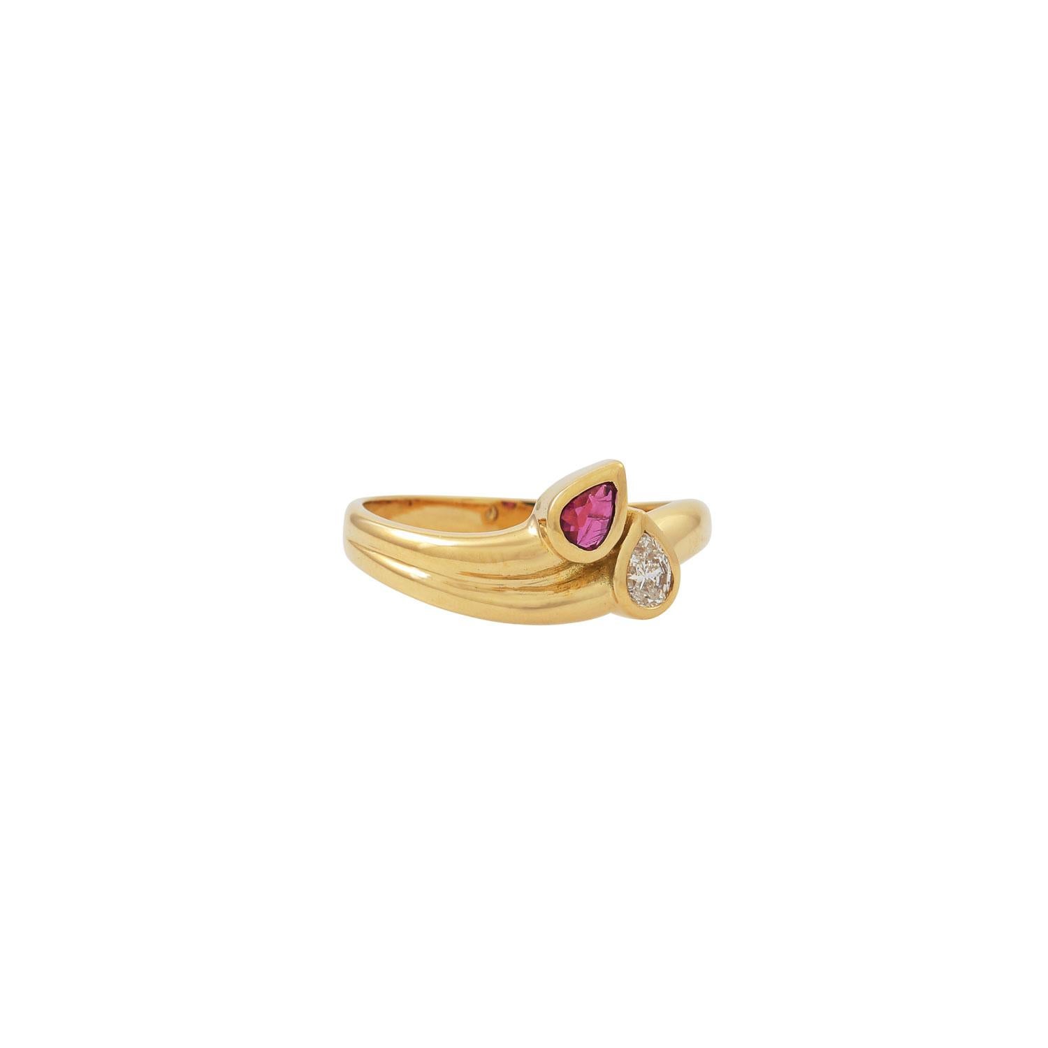 of approx. 0.12 ct, approx. GET (M)/VS, GG 18K, 4.3 gr, RW: 56/16, 20./21. Yep, slight signs of wear.

 Ring with ruby ​​and pear-cut diamond of approx. 0.12 ct, approx. TIN (M)/VS, 18K YG, 4.3 gr, ring size 56/16, 20th/21st century, minor signs of