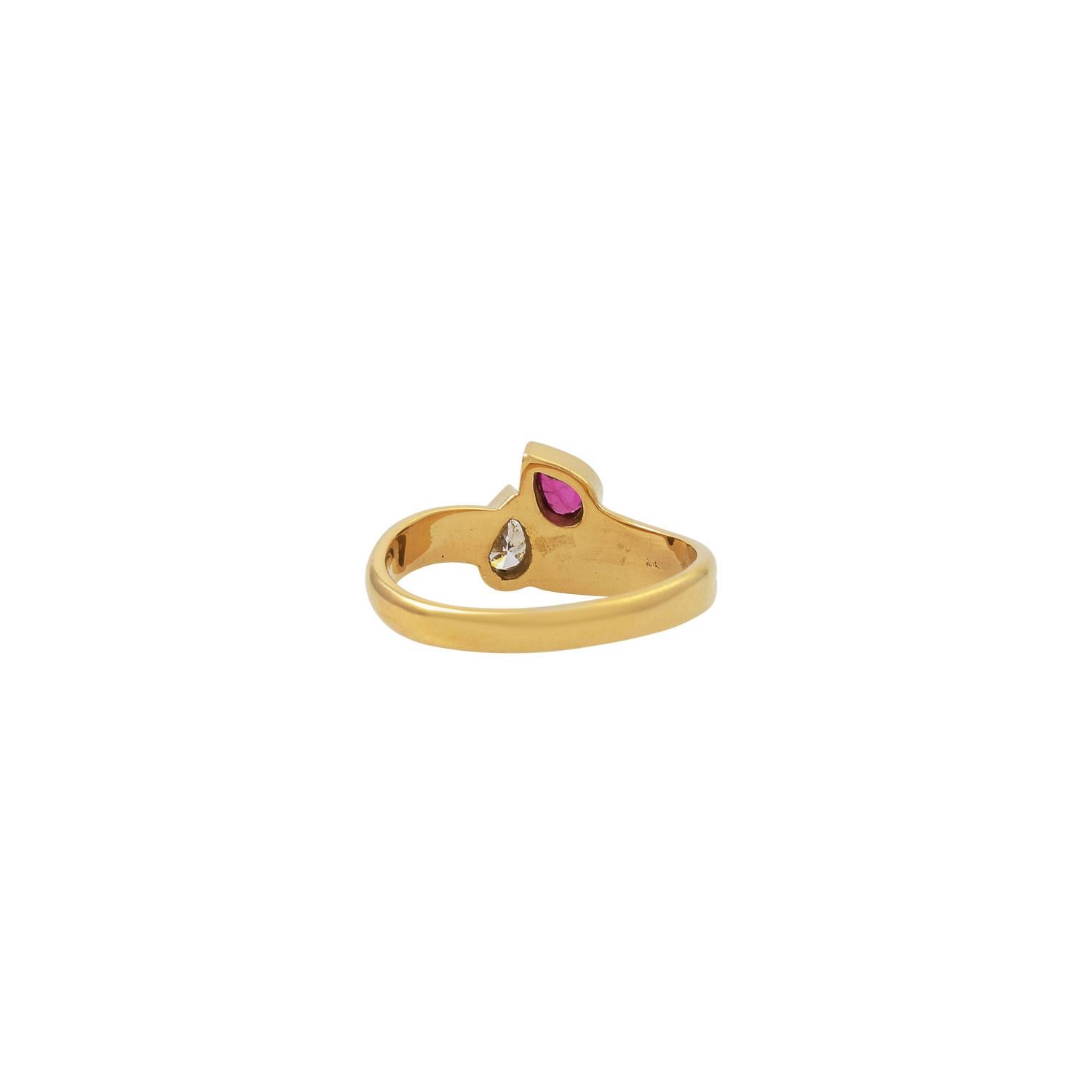 Ring with Ruby and Pear Cut Diamond In Good Condition For Sale In Stuttgart, BW