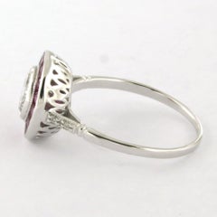 Anello con rubino e diamanti a taglio europeo antico e Brilliante per un totale di 0,86 ct, in oro 14k