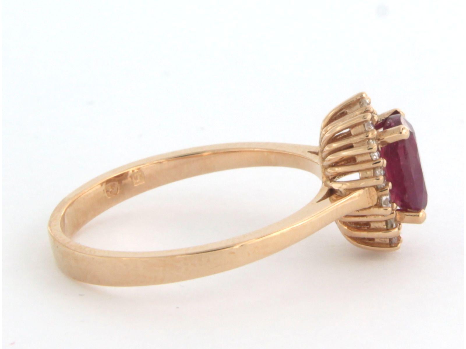 Moderno Anello con rubino fino a 1,05ct e diamante taglio brillante fino a 0,28ct in oro rosa 18k in vendita
