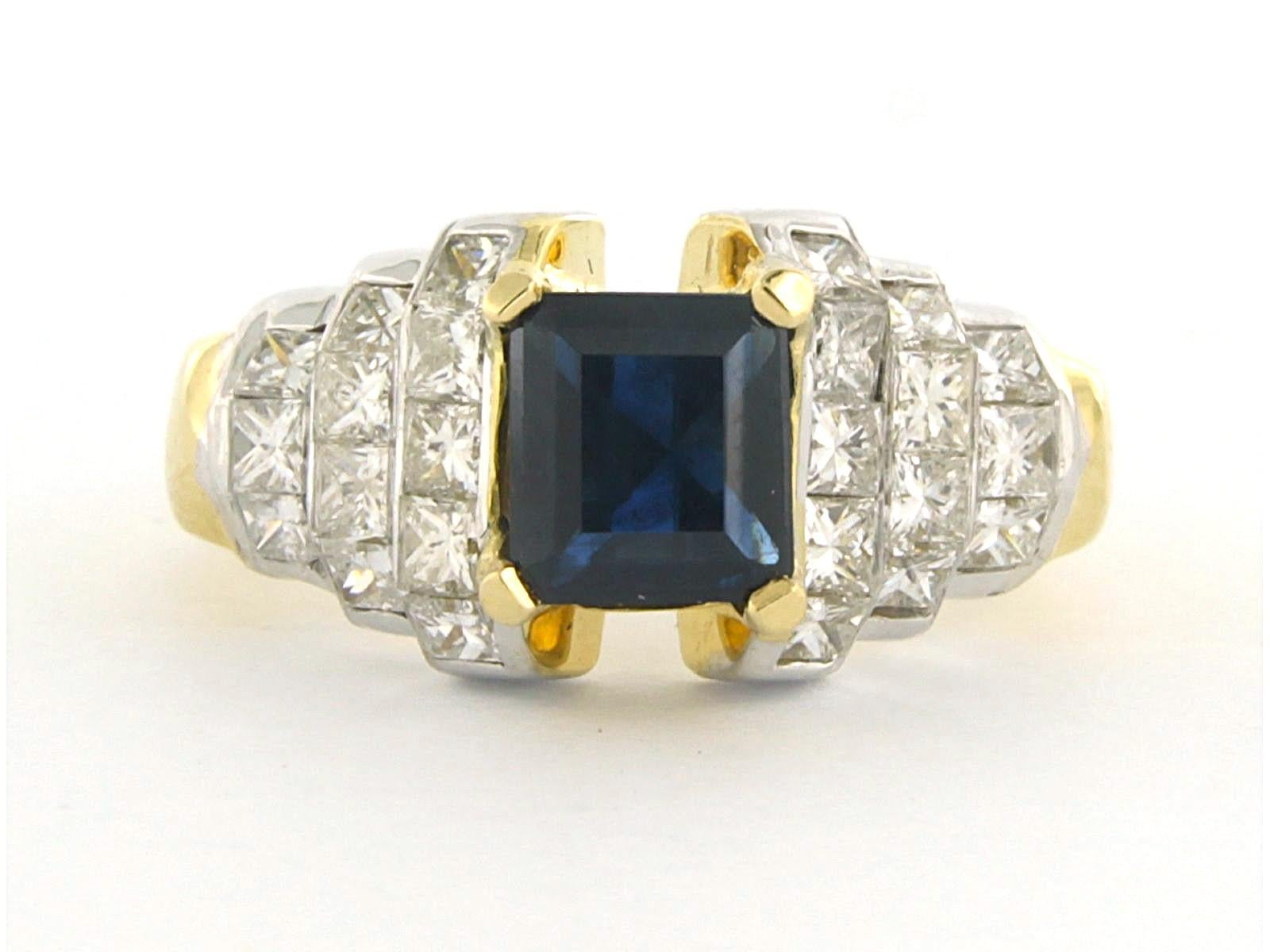 Anello in oro 18k bicolore con zaffiro 1,35 ct e diamante taglio princess 2,00 ct - F/G - VS/SI - misura U.S. 6 - EU. 16.5(52)

descrizione dettagliata:

la parte superiore dell'anello è larga 1,0 cm e alta 7,0 mm

misura dell'anello U.S. 6 - EU.