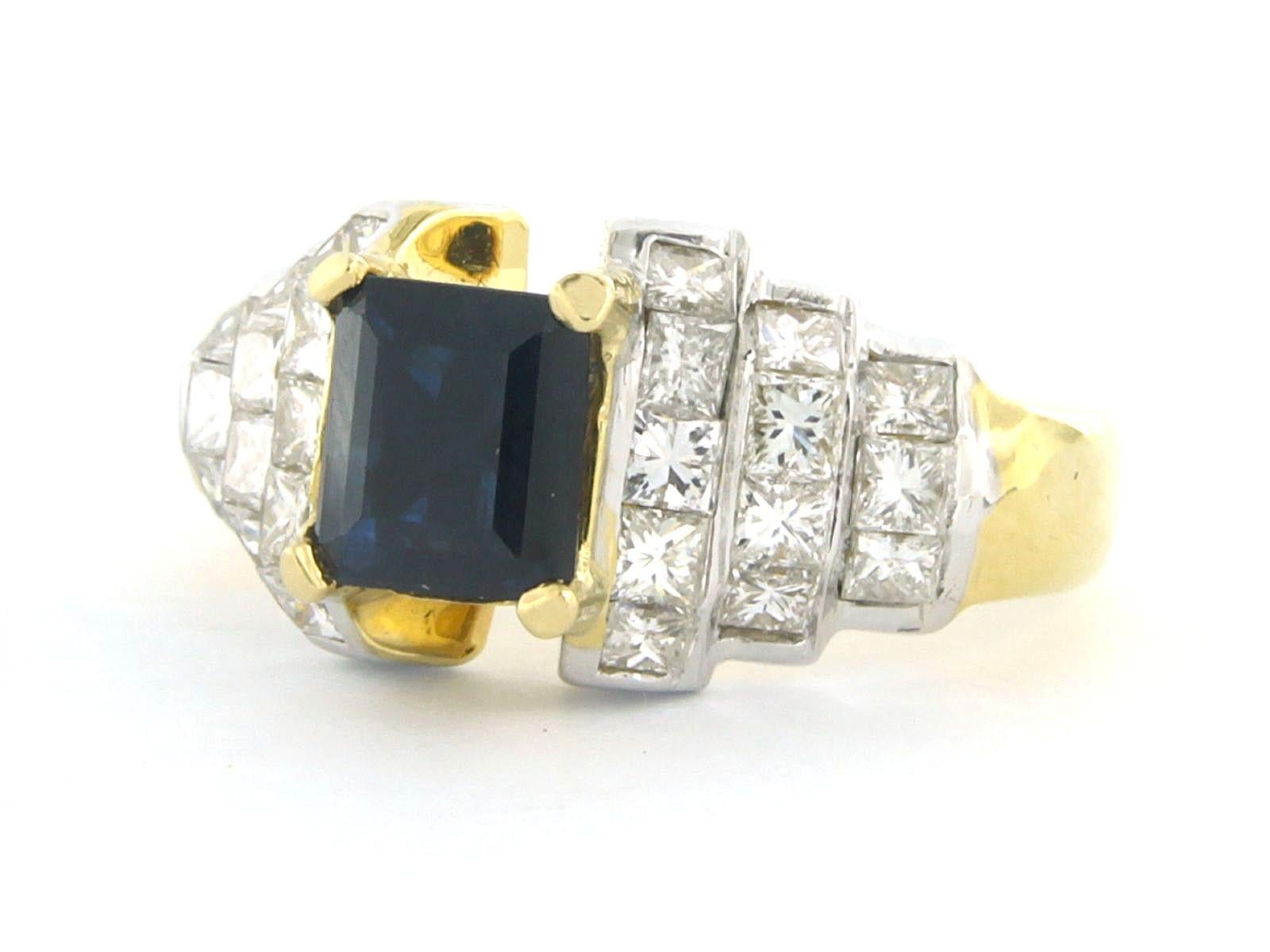Moderno Anello con zaffiro 1,35ct e diamanti taglio princess fino a 2,00ct in oro 18k in vendita