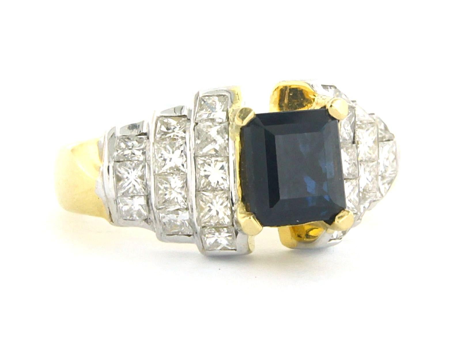 Anello con zaffiro 1,35ct e diamanti taglio princess fino a 2,00ct in oro 18k in vendita 1