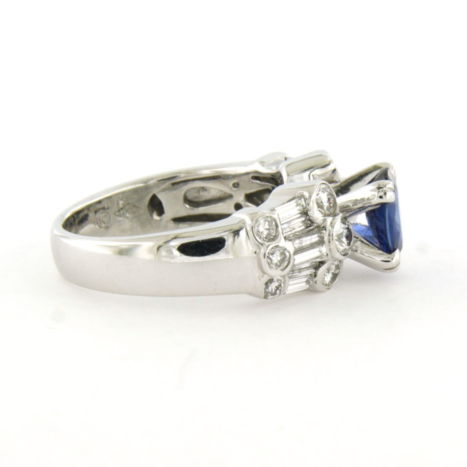 18k white gold ring set with a central oval facet cut sapphire and entourage brilliant and baguette cut diamonds up to 1.05ct - F/G - VS/SI - ring size US 5.75 - EU 16.25 (51)

detailed description:

the front of the ring is 8.4 mm wide by 8.5 mm