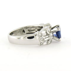 Anillo con zafiro y diamantes talla brillante y baguette u a 1,05ct oro de 18k