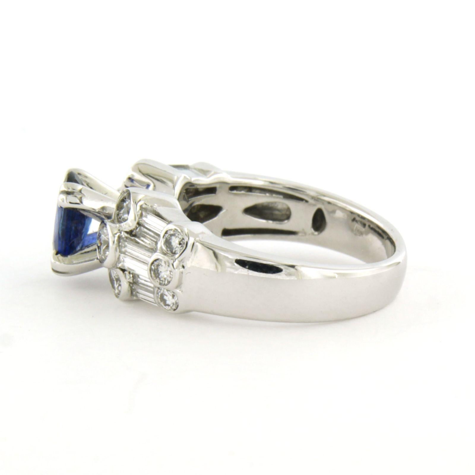 Women's Ring with sapphire and brilliant and baguette cut diamonds u to 1.05ct 18k gold For Sale