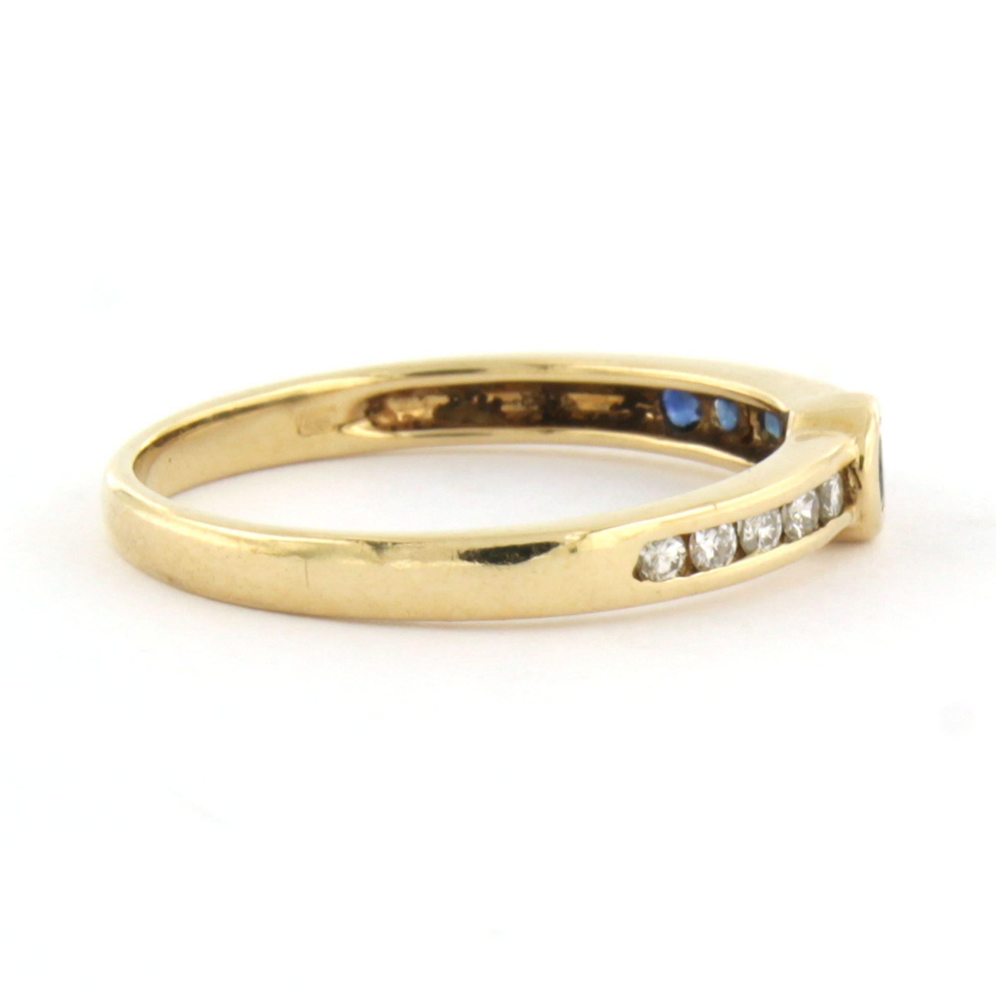 Moderno Anello con zaffiro e diamanti taglio brillante fino a 0,10 ct. in oro 14k 1,9 grammi in vendita