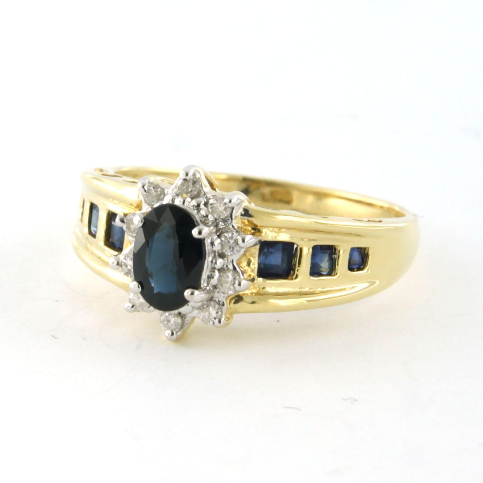 Taglio brillante Anello con zaffiro e diamanti taglio brillante fino a 0,12ct in oro 18k bicolore in vendita