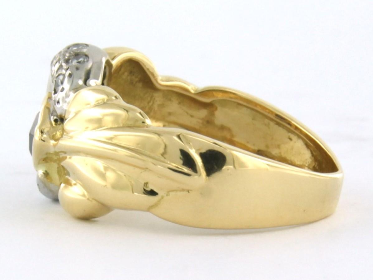 Ring mit Saphiren und Diamanten im Brillantschliff bis zu 0,19 Karat 18 Karat zweifarbigem Gold (Moderne) im Angebot