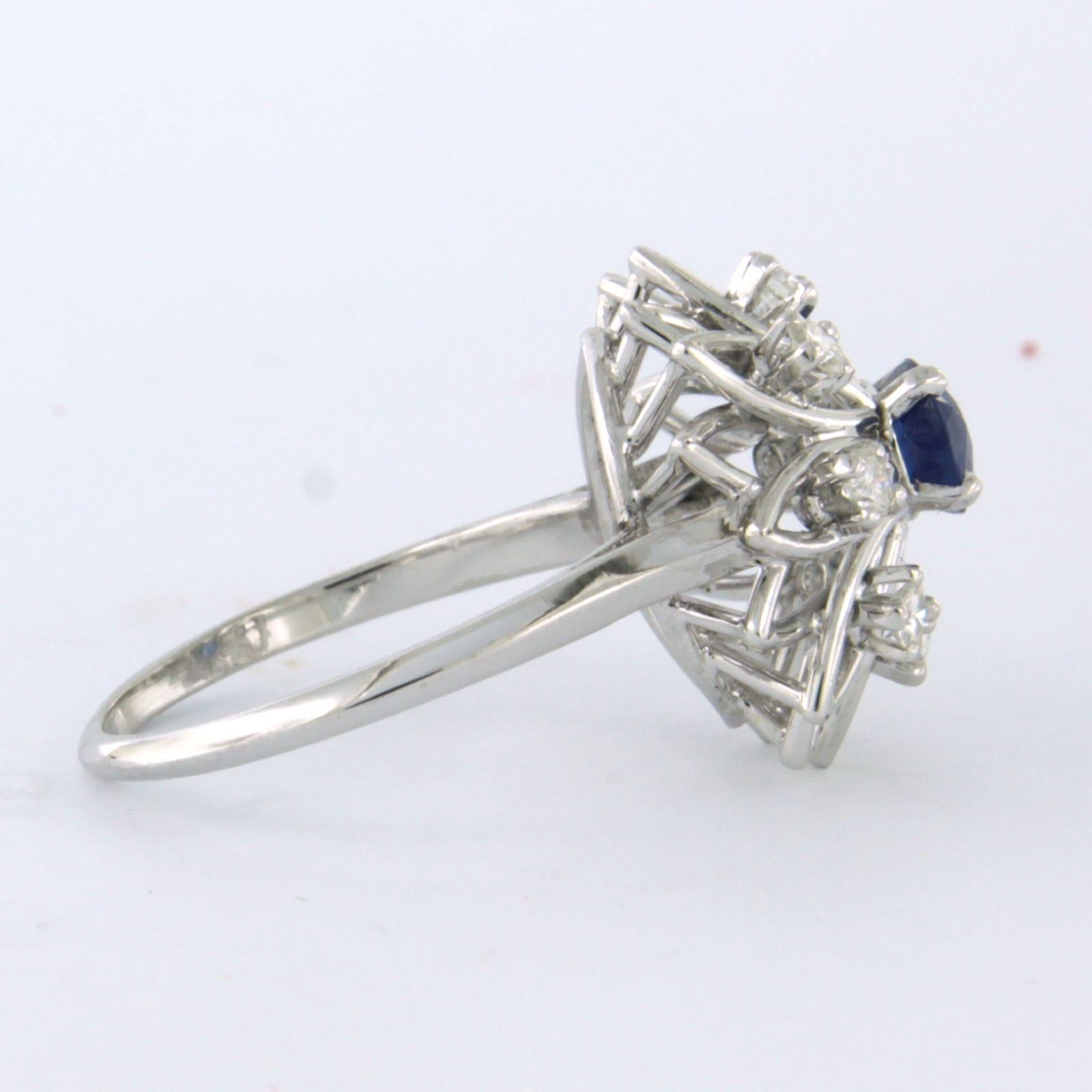Ring aus 18 Karat Weißgold, besetzt mit einem Saphir und einem Diamanten im Brillantschliff 0,32 ct F/G-VS/SI - Ringgröße U.S. 7,5 - EU. 17.75 (56)

detaillierte Beschreibung:

die Oberseite des Rings ist 1,6 cm breit und 1,0 cm hoch

Gewicht 5,0