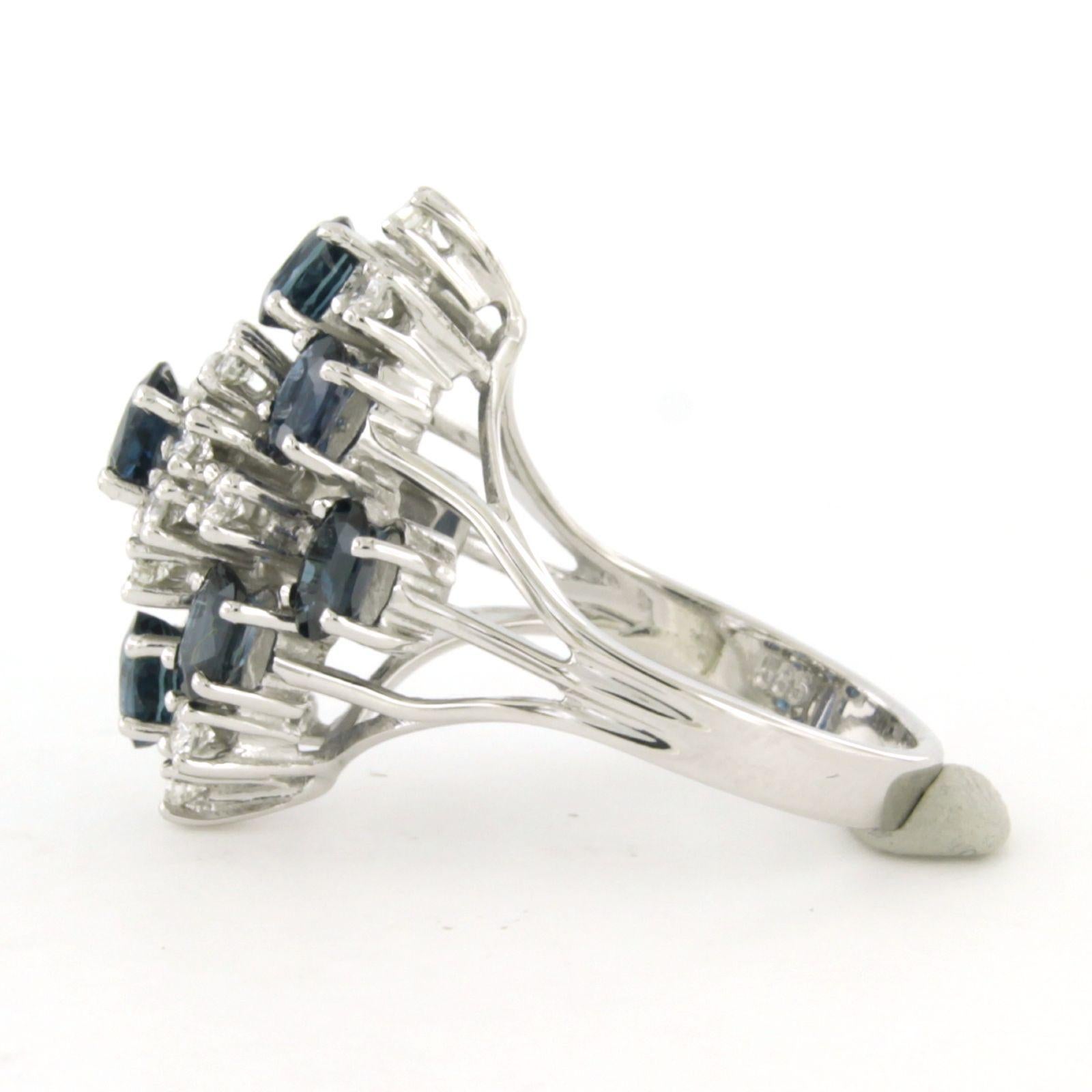 Ring aus 14 Karat Weißgold, besetzt mit Saphiren und Diamanten im Brillantschliff von bis zu 0,36 Karat - F/G - VS/SI - Ringgröße US 6.5 - EU 17(53)

Ausführliche Beschreibung:

Die Oberseite des Rings ist 2,2 cm breit und 1,1 cm hoch.

Ringgröße US