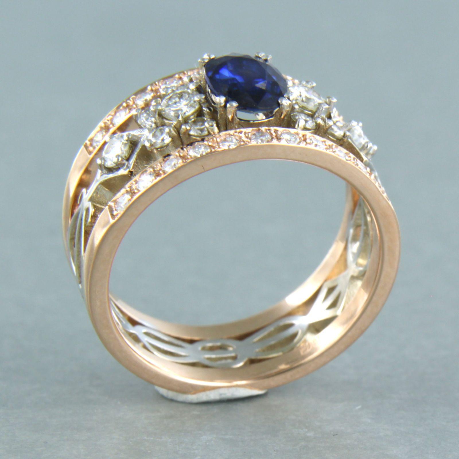 Anello a fascia in oro 18k bicolore con motivo ad arpa, rubino ovale centrale con taglio a faccetta e una serie di diamanti a taglio brillante fino a 0,81 carati - F/G - VS/SI - misura US 7,25 - EU 17,5 (55)

Descrizione dettagliata

La parte