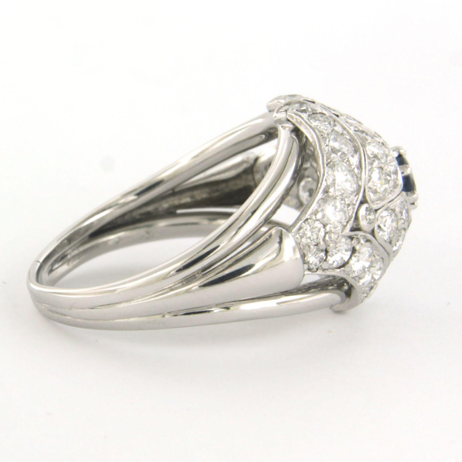 Ring aus 14 Karat Weißgold, besetzt mit einem Saphir und einem Diamanten im Brillantschliff von bis zu 2,00 ct - F/G - US - Ringgröße US 9 - EU 19 (60)

Ausführliche Beschreibung:

Die Oberseite des Rings ist 1,6 cm breit und 8,6 mm hoch.

Gewicht: