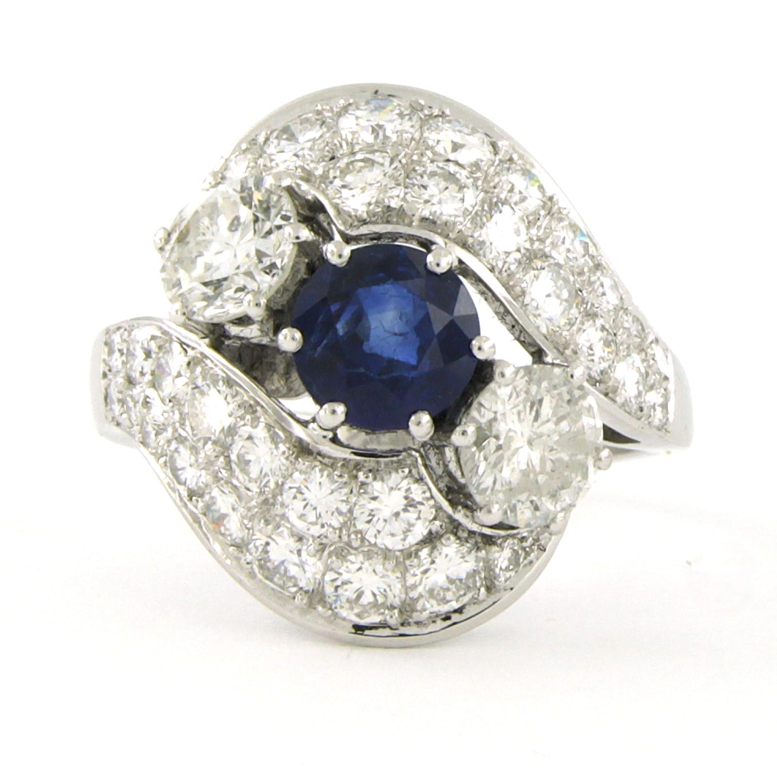 Ring aus 18 Karat Weißgold, besetzt mit einem zentralen Saphir von bis zu 1,25 ct, umgeben von einem Diamanten im Brillantschliff von bis zu 2,80 ct - Ringgröße US 10 - EU 19,75 (62)

Ausführliche Beschreibung:

Die Oberseite des Rings ist 2,0 cm