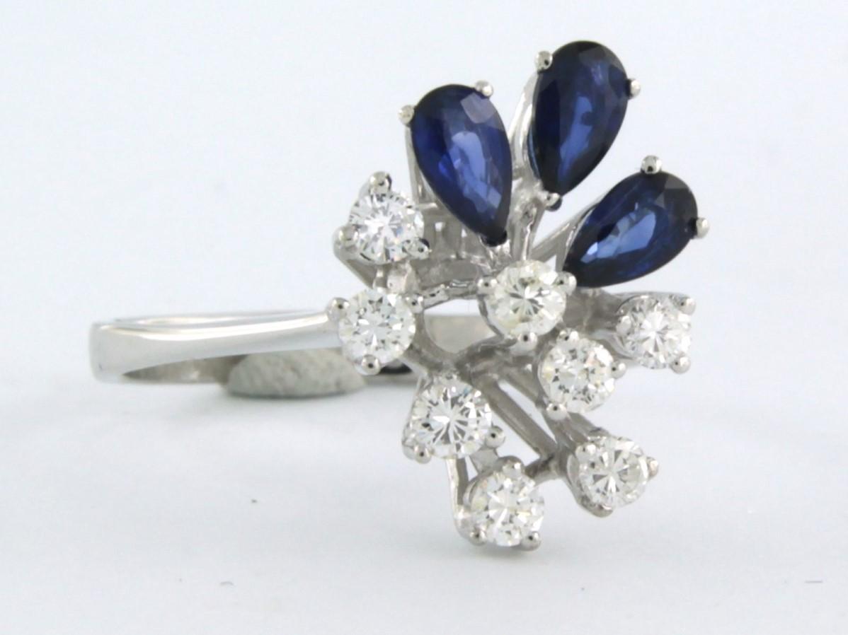 14 kt white gold ring set with sapphire tot. 0.72ct and brilliant cut diamond to. 0.40 ct - G/H - VS/SI - ring size 7.25 (17.5/55)

detailed description:

the top of the ring is 1.6 cm wide by 1.0 cm high

ring size 7.25 (17.5/55), ring can be